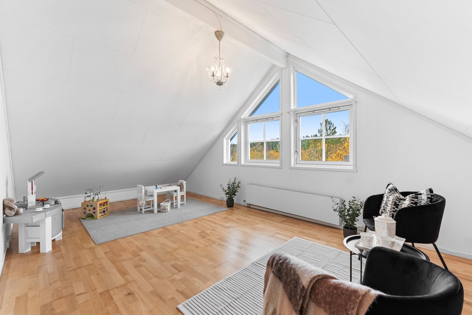 I boligens 2. etasje har man loftstue, soverom og bad. Meget god takhøyde i stuen på nesten 3 meter på det høyeste. Galleribilde