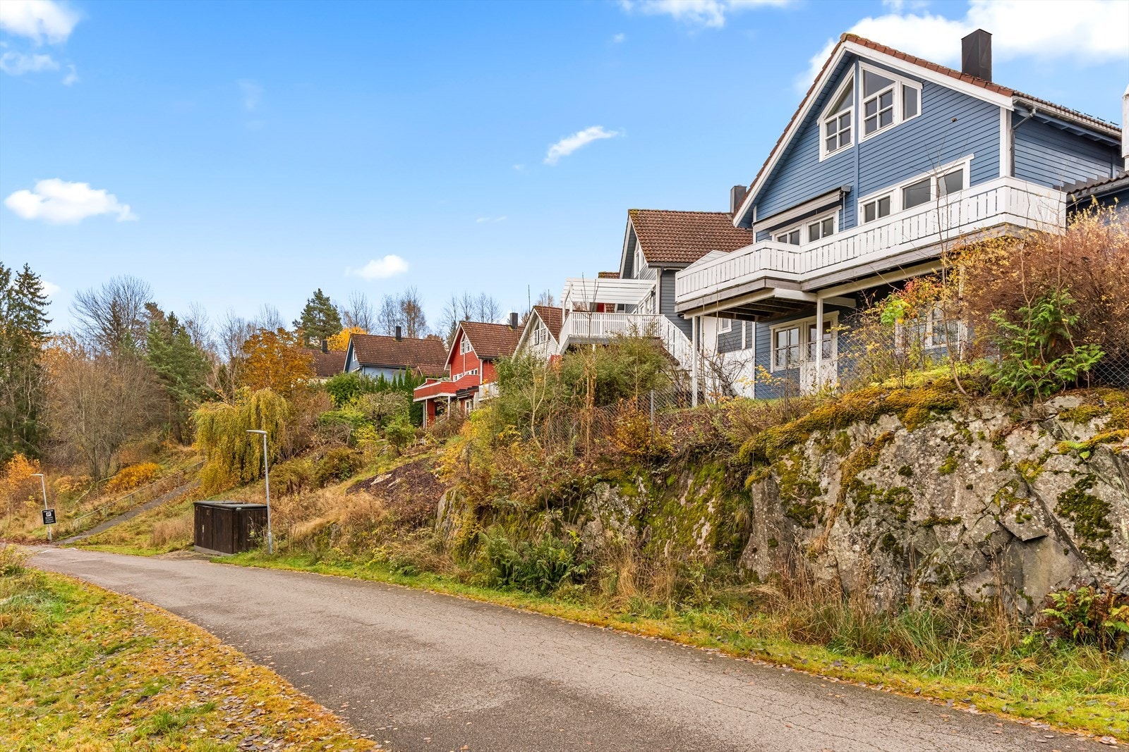Koselig sti i underkant av boligen. Galleribilde