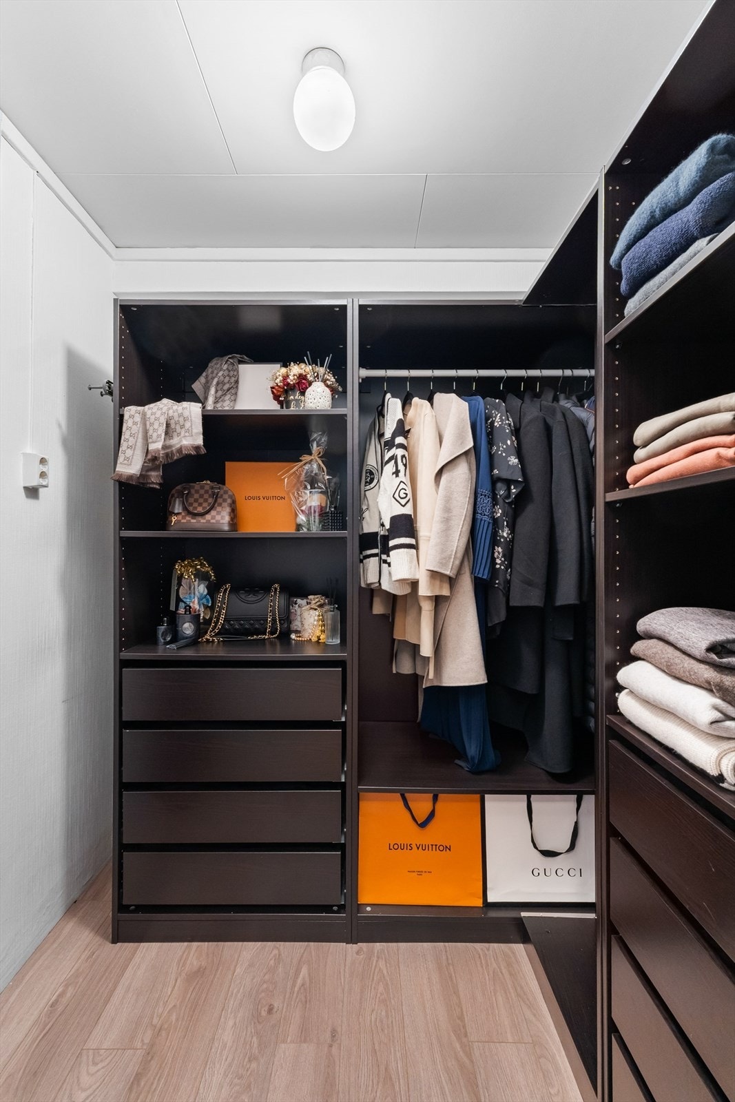 Praktisk, separat garderobeløsning. Rommet er opprinnelig et vaskerom, tilhørende rør er fremdeles tilgjengelig. Galleribilde