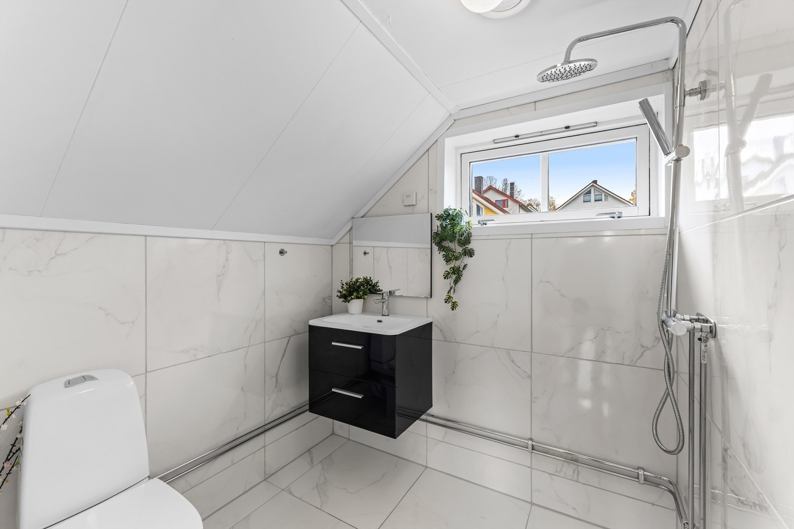 Mekanisk avtrekksventilasjon i rommet. Avtrekksventil i himling. Tilluft via spalte ved terskel. Galleribilde