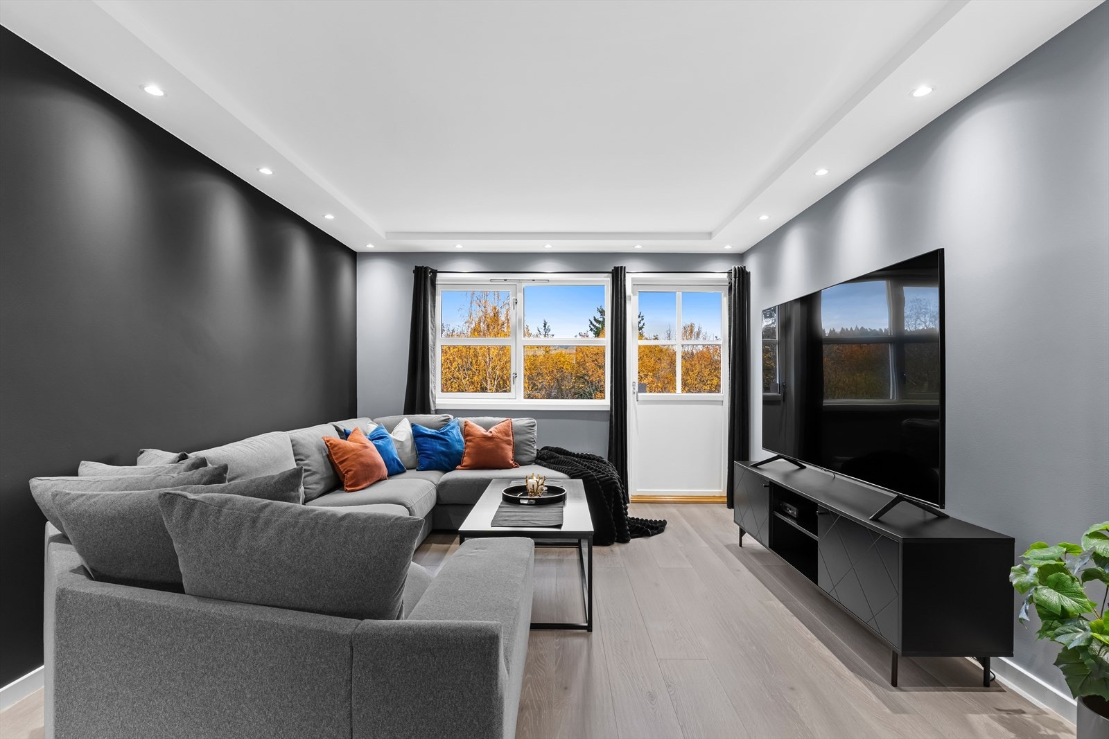 God plass til spiseseksjon, samt hyggelig sofakrok. Enkel tilgang til solrik terrasse. Galleribilde