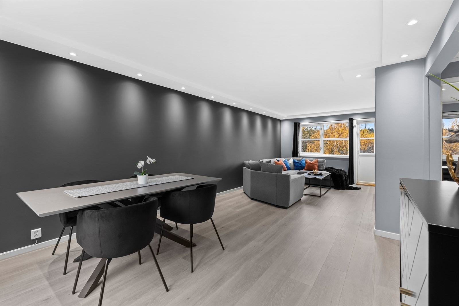 Flott og møbleringsvennlig stue med rikelig av lysinnslipp fra store vindusoverflater. Galleribilde