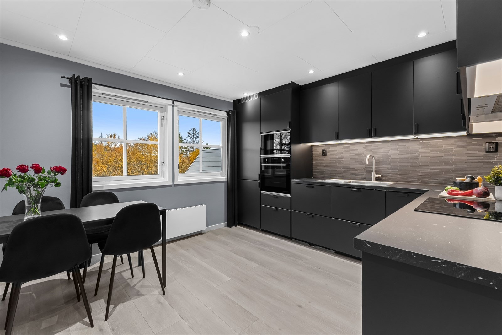 Boligens kjøkken er fra 2021 og får tilstandsgrad 1 på samtlige punkter av takstmann. Her har man stor arbeidsflate, samt god plass til spisebord ved vindu. Galleribilde