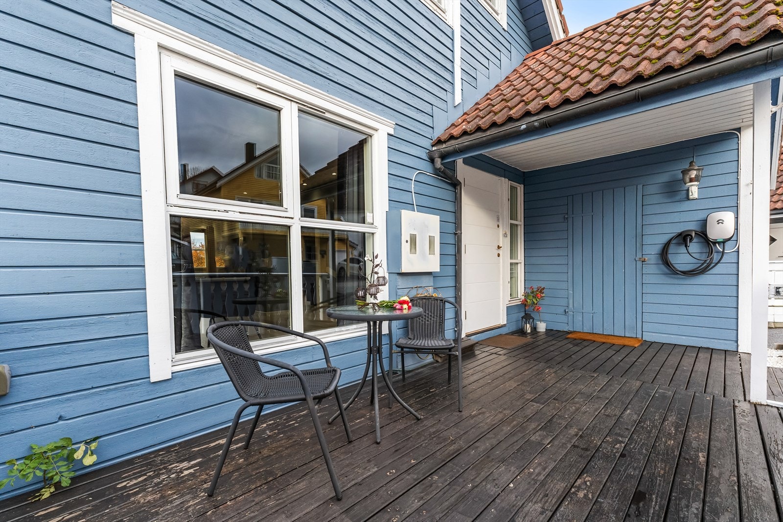 Uteplatting i forkant av bolig, her kan morgenkaffen nytes i gode solforhold. Galleribilde