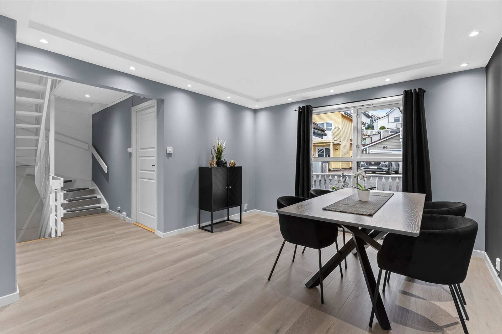 Stuen kan enkelt møbleres etter ønske, og har god belysning fra downlights i himling, samt vindusoverflater på begge sider. Galleribilde