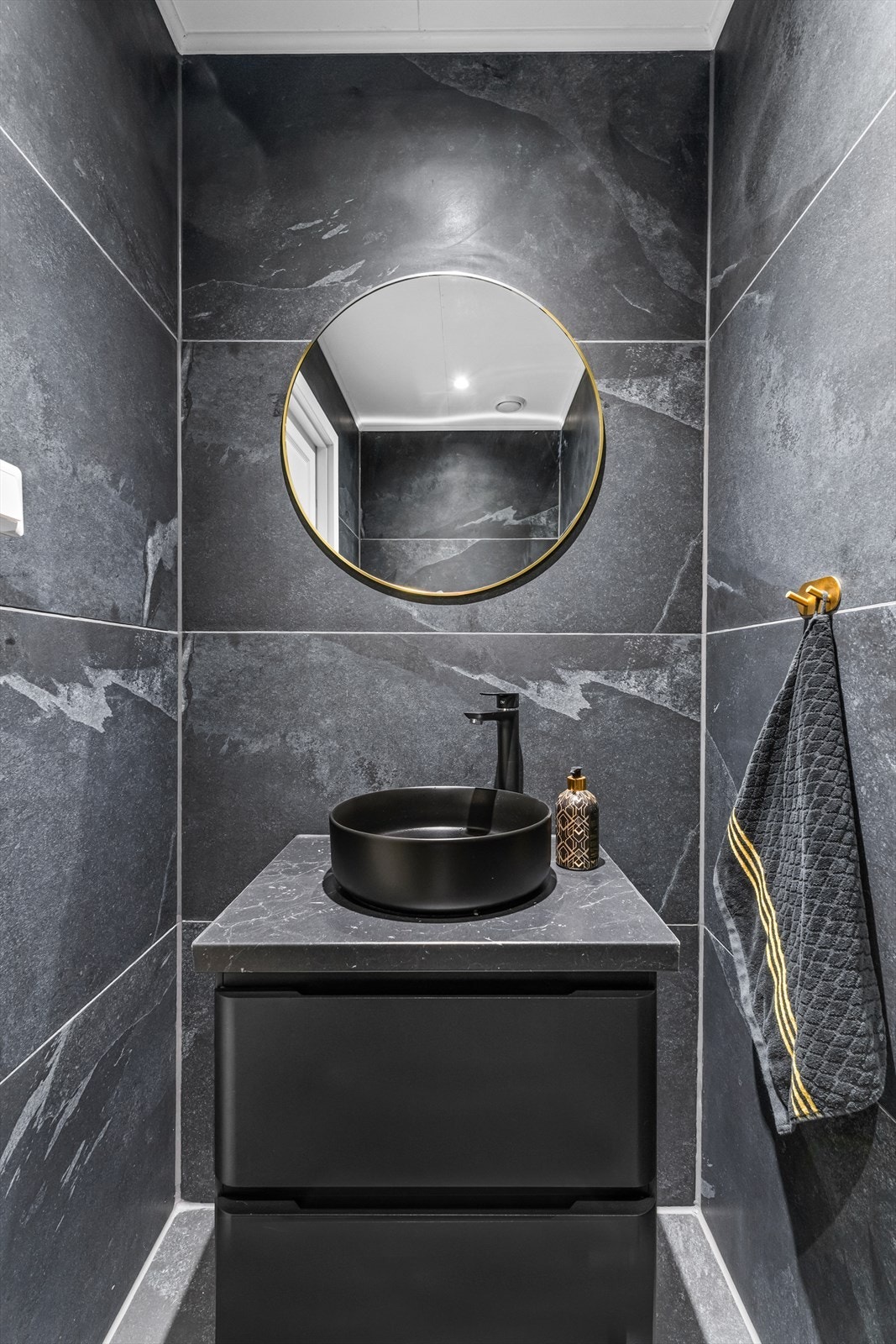 Praktisk og meget flott WC i tilknytning til entré. Rommet fremstår i moderne farge- og materialvalg. Galleribilde