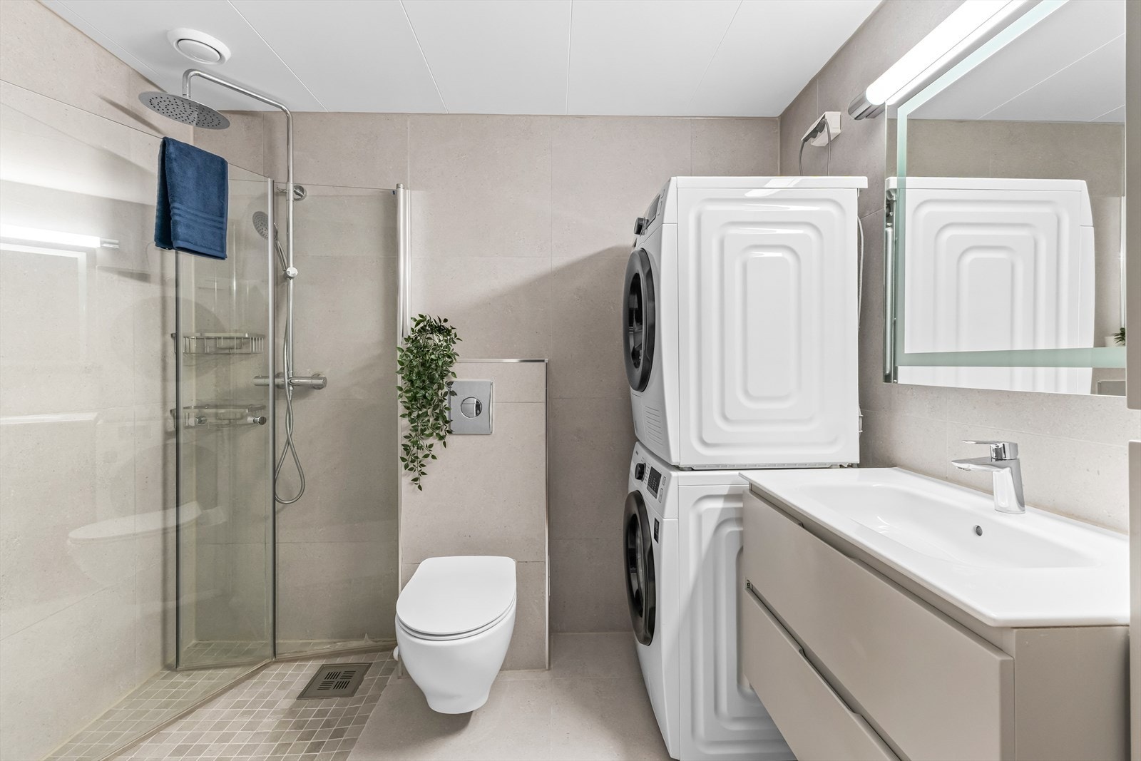 Meget flott bad fra 2021. Flislagte vegger og gulv med gulvvarme. Galleribilde