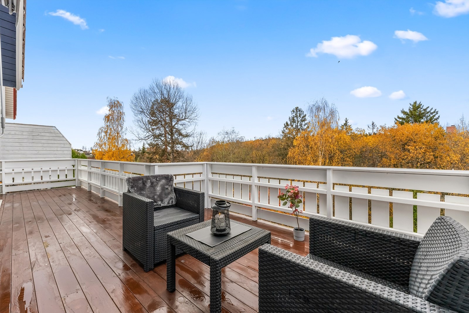 Stor terrasse vendt mot rolige omgivelser. Her kan man nyte sommeren i fred og ro. Galleribilde