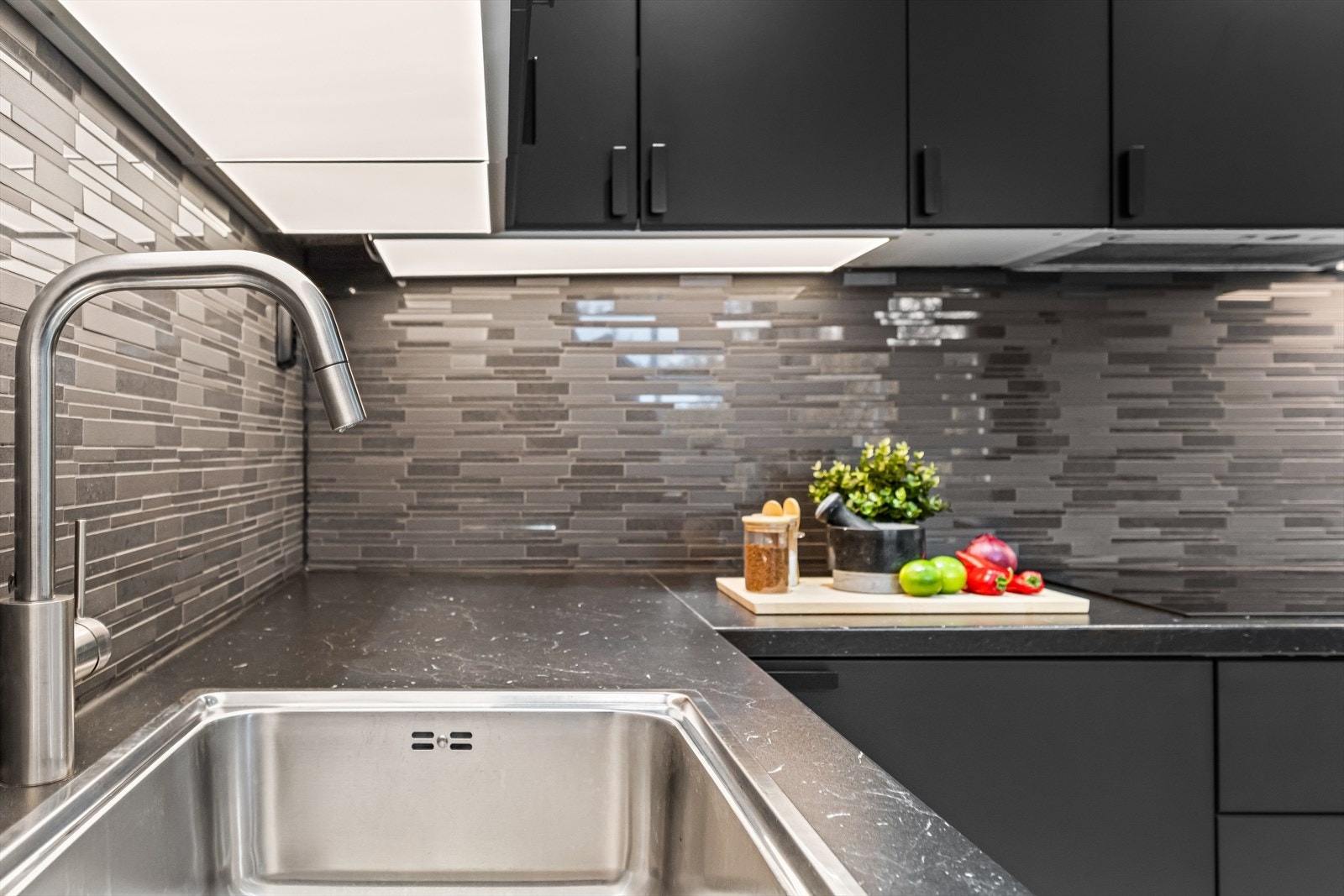 Kjøkkenbatteri med uttrekkbar dusj og nedfelt kum i rustfritt stål. Galleribilde