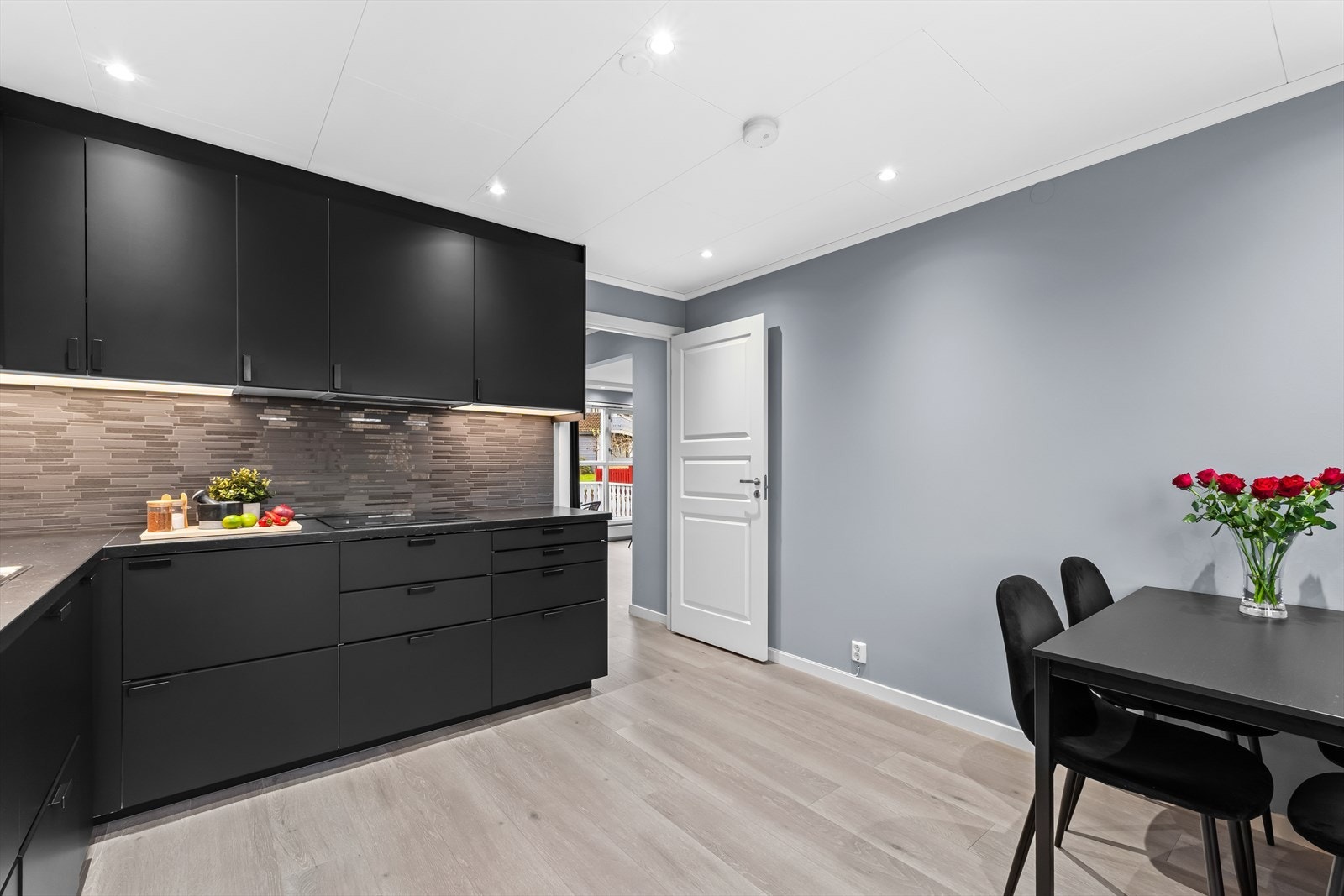 Rikelig med skap- og benkeplass, samt god belysning fra downlights og ledbelysning i underkant av overskap. Galleribilde