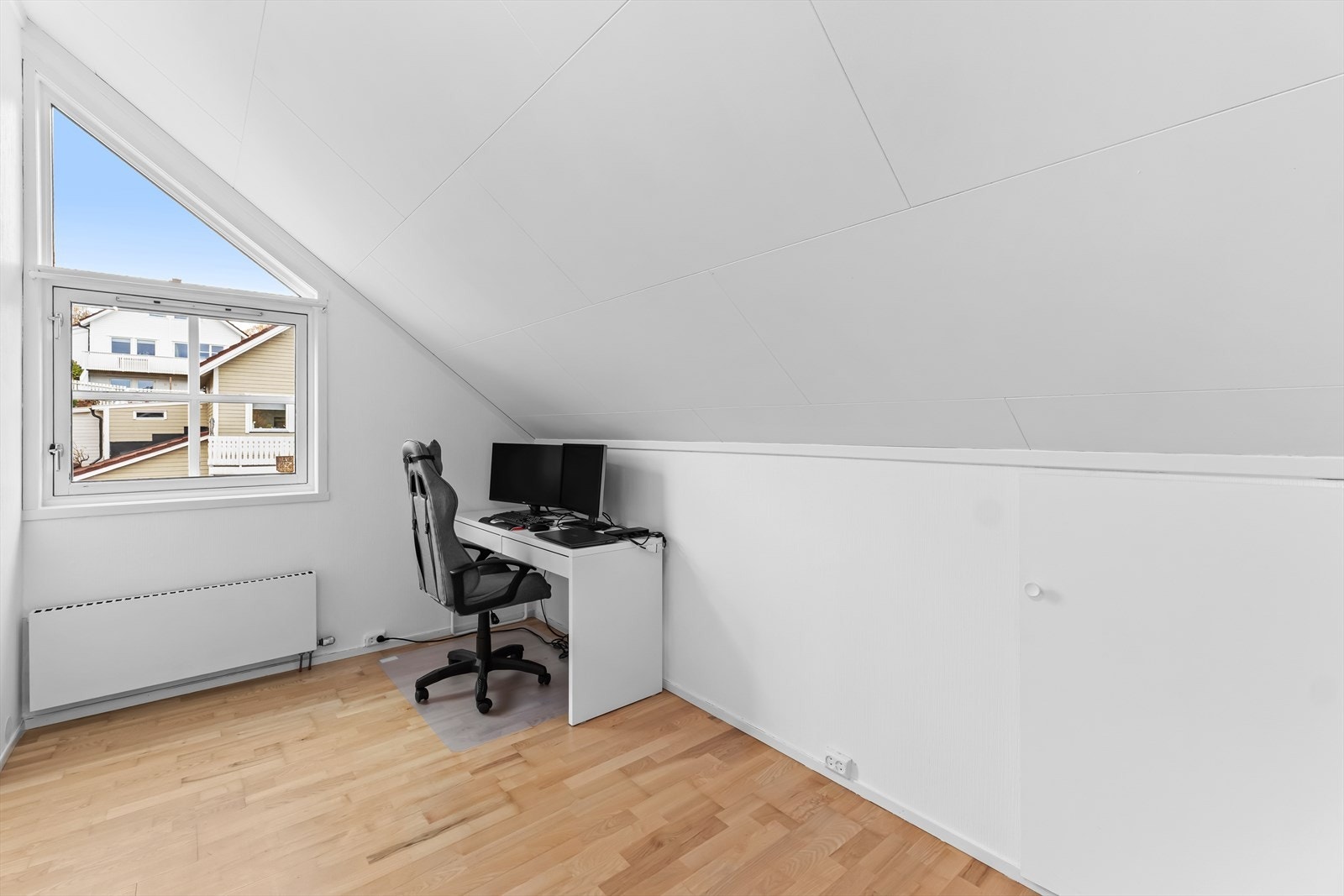 Soverom i overetasjen benyttes i dag som kontor. Rommet har tilgang til oppbevaring i kneloft. Radioator med tilknytning til fjernvarme. Galleribilde