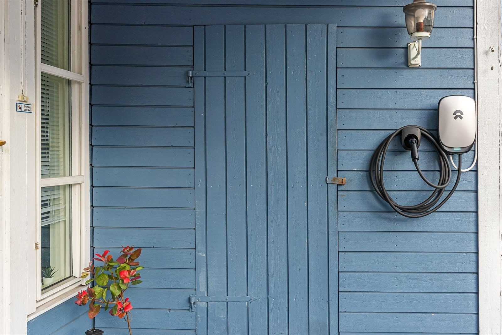 Praktisk utvendig bod, samt el-lader til bil. Galleribilde