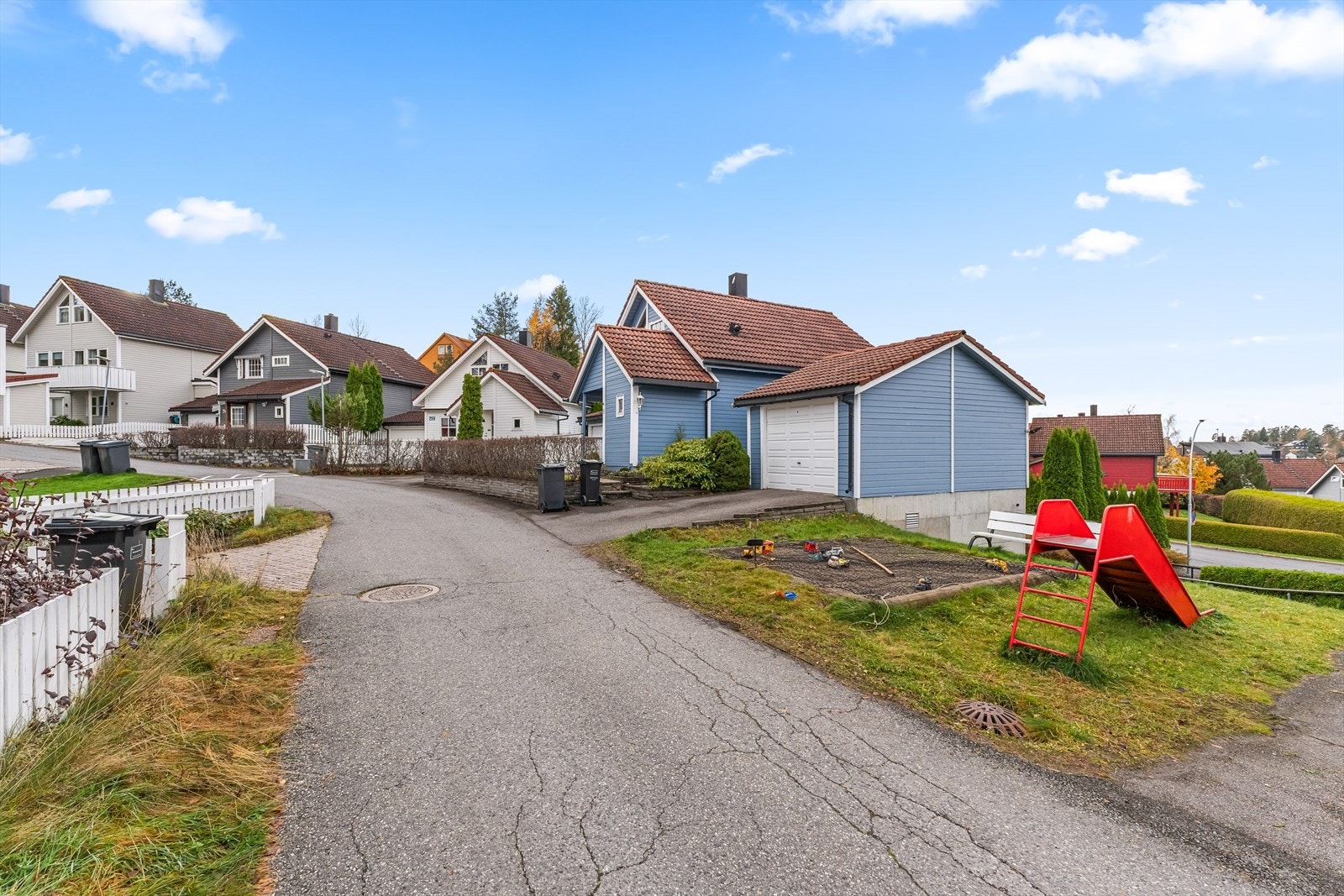 Huseierlaget disponerer en stor lekeplass, og flere små, og er også så heldig at det er kort avstand til Leirskallen alpinsenter, Ljanselva og Østmarka. Galleribilde