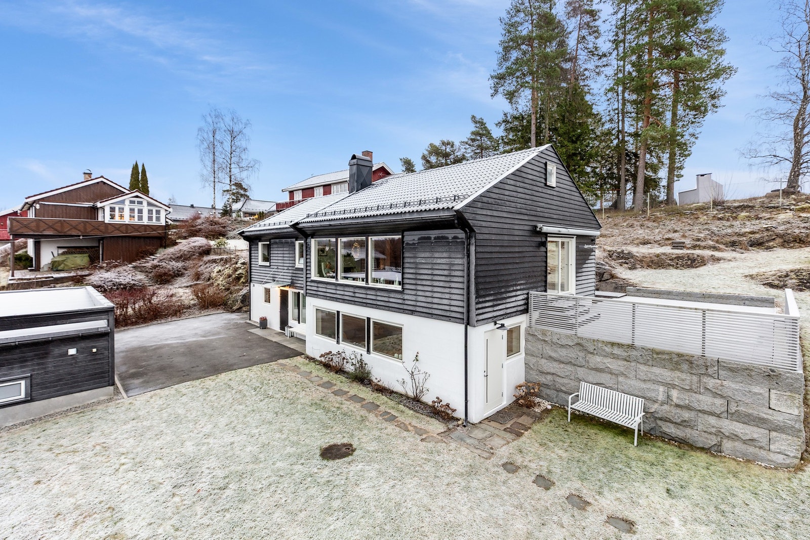 Godt med boltreplass på flere nivåer og aktiviteter. Galleribilde