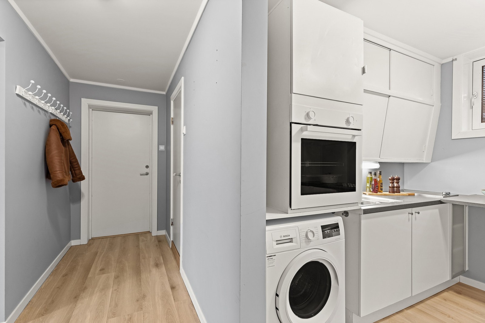 Rømningsvei/adkomst i enden av rommet fører inn i entrèn Galleribilde