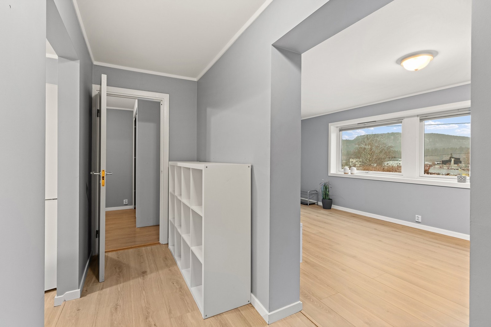 Hybel | Åpen adkomst fra stue til soverom, kjøkken og bad. Galleribilde