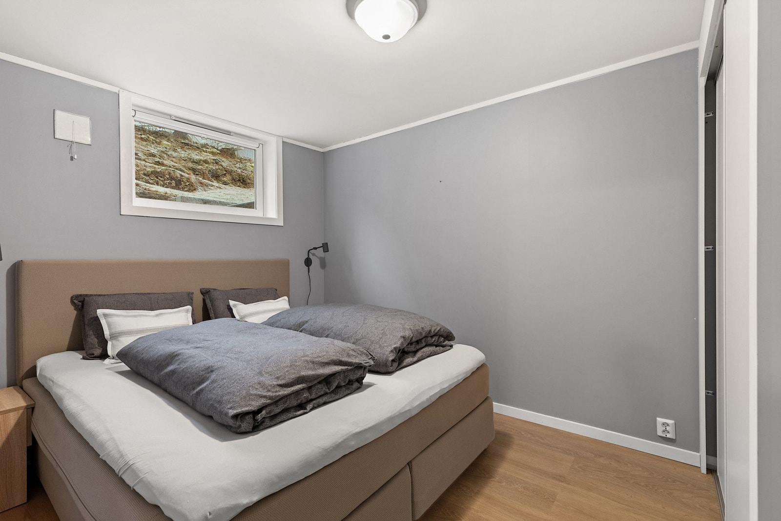 Hybel | Soverom med skyvedørsgarderobe. Galleribilde