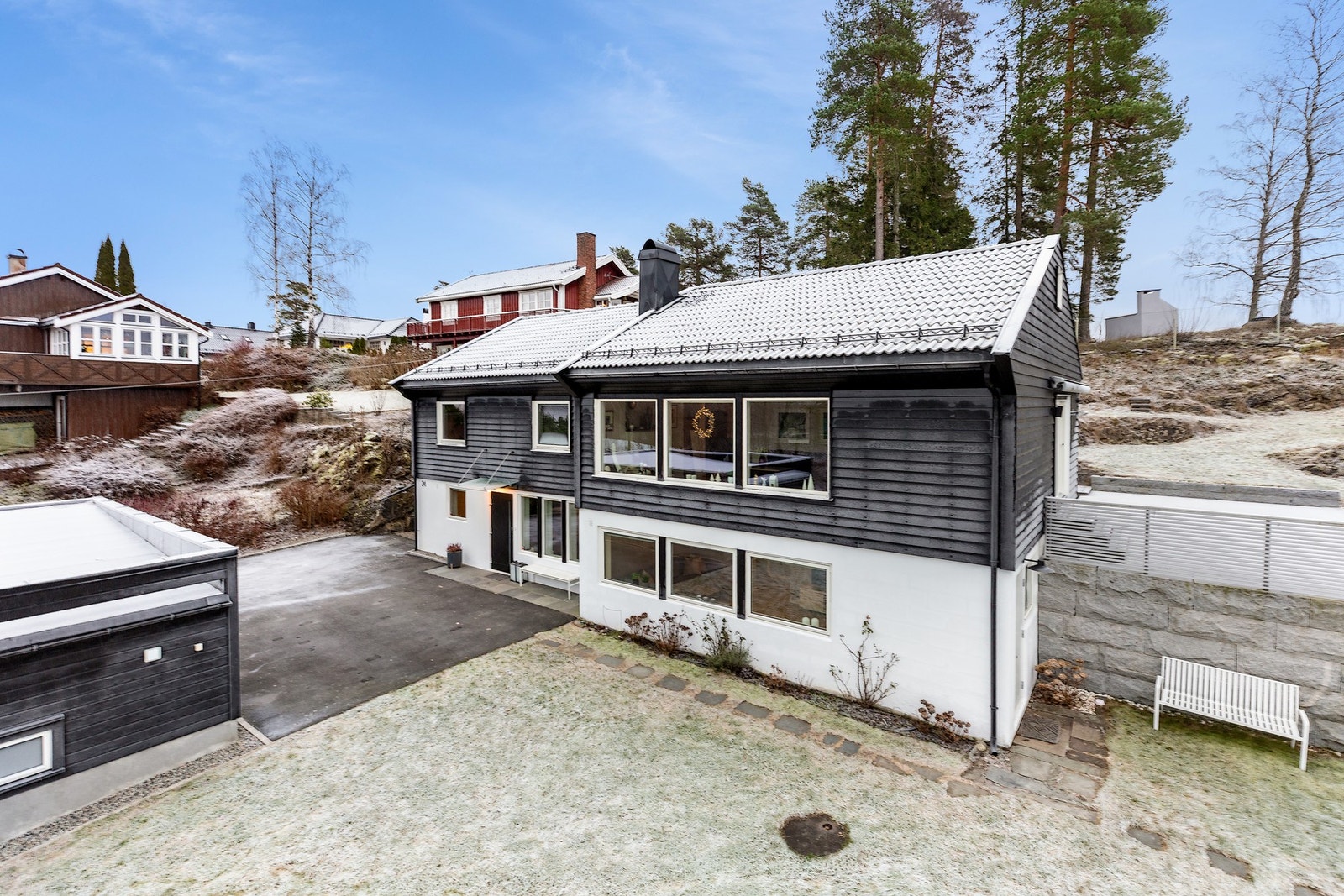 Eiendommen ligger rolig, åpent og tilbaketrukket midt i mellom Haslum skole og Haslum stasjon. Galleribilde