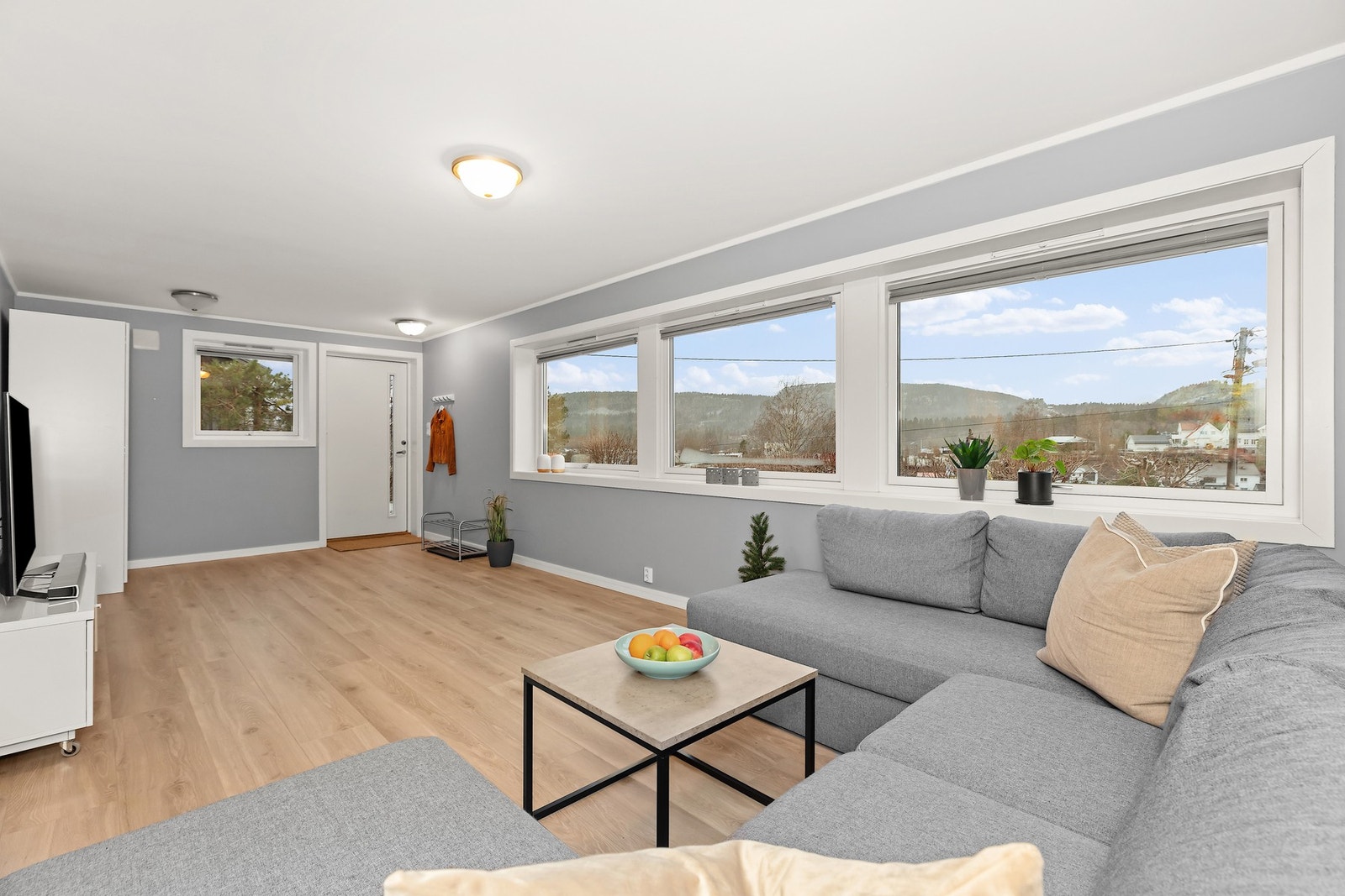 Hybelen har egen inngang og byr på store vindusflater og mye lys. Galleribilde