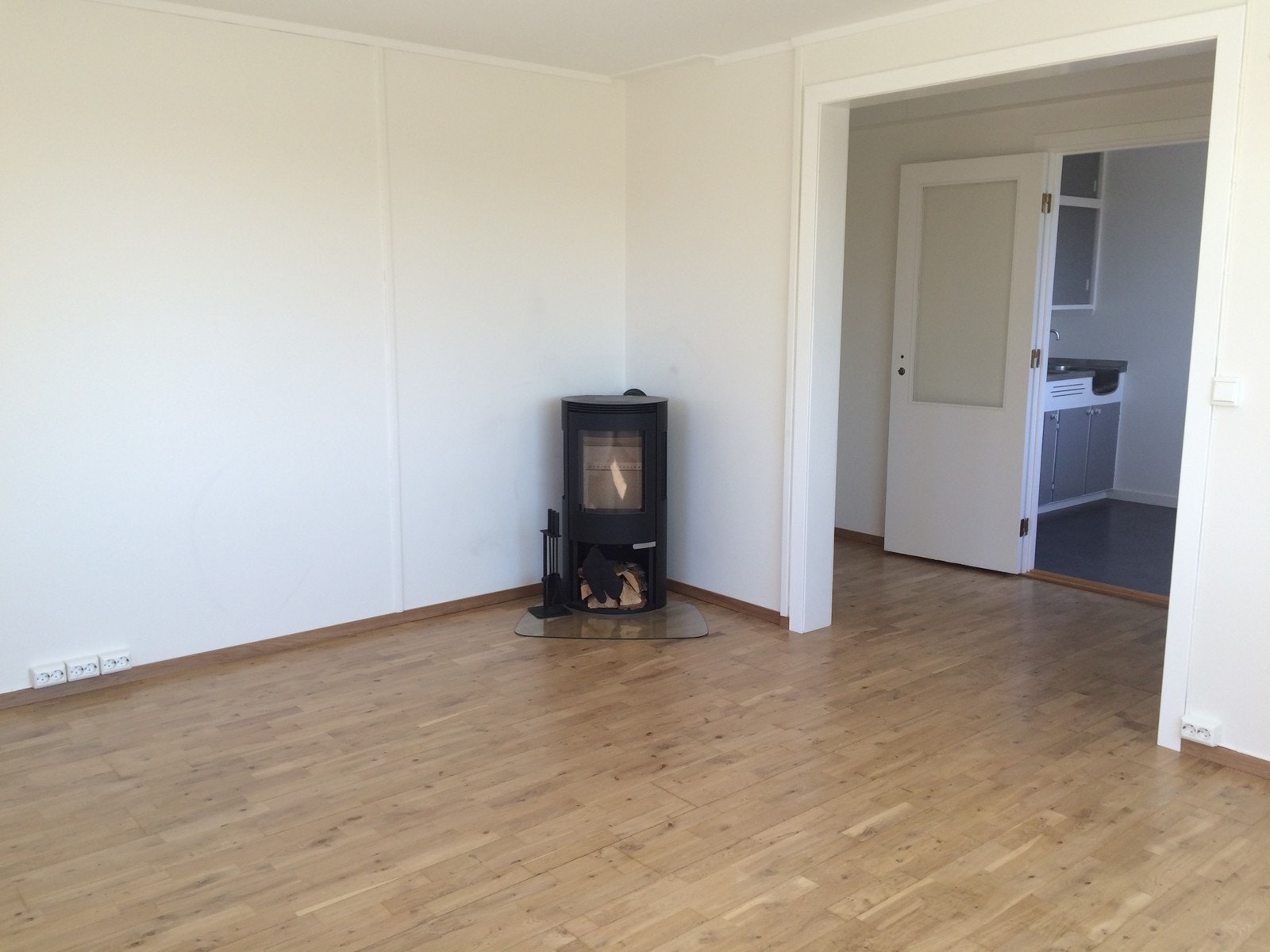 Stuen har peis. Galleribilde