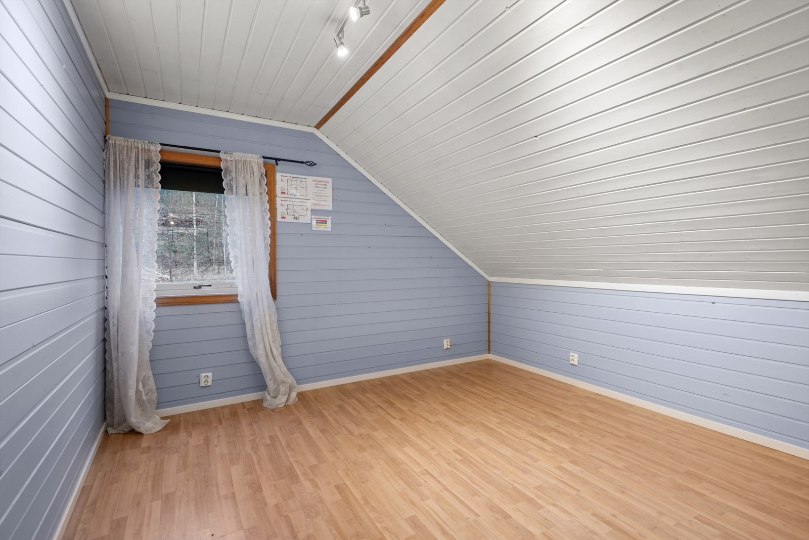 Tilleggsdel innredet som soverom. Ikke omsøkt/godkjent. Se pkt. ferdigattest. Galleribilde