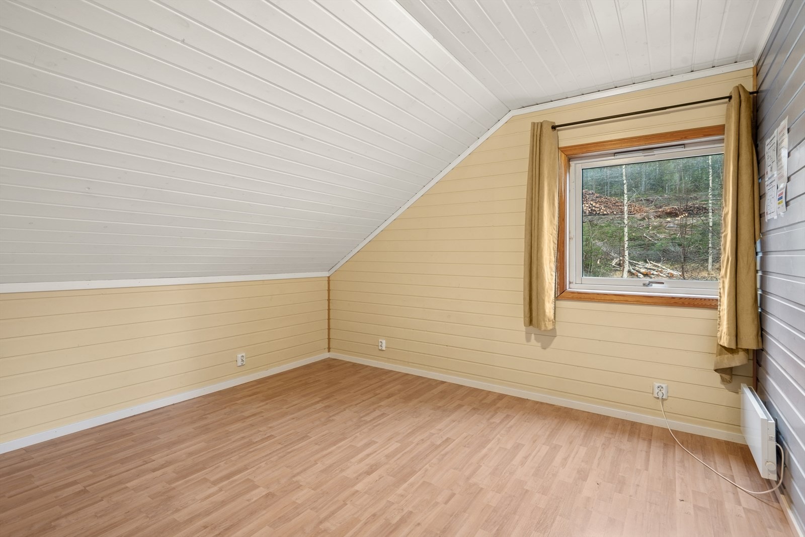 Tilleggsdel innredet som soverom. Ikke omsøkt/godkjent. Se pkt. ferdigattest. Galleribilde