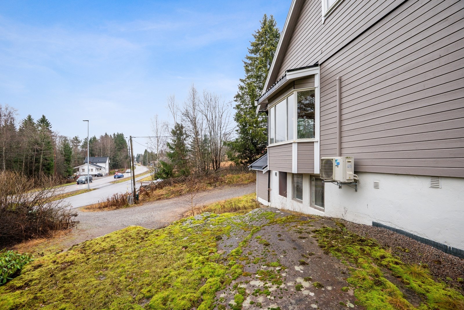 Med kun ca. 25 km til Oslo sentrum og ca. 40 km til Gardermoen, er dette et perfekt sted for deg som ønsker å bo landlig, men samtidig ha kort vei til byen. Galleribilde