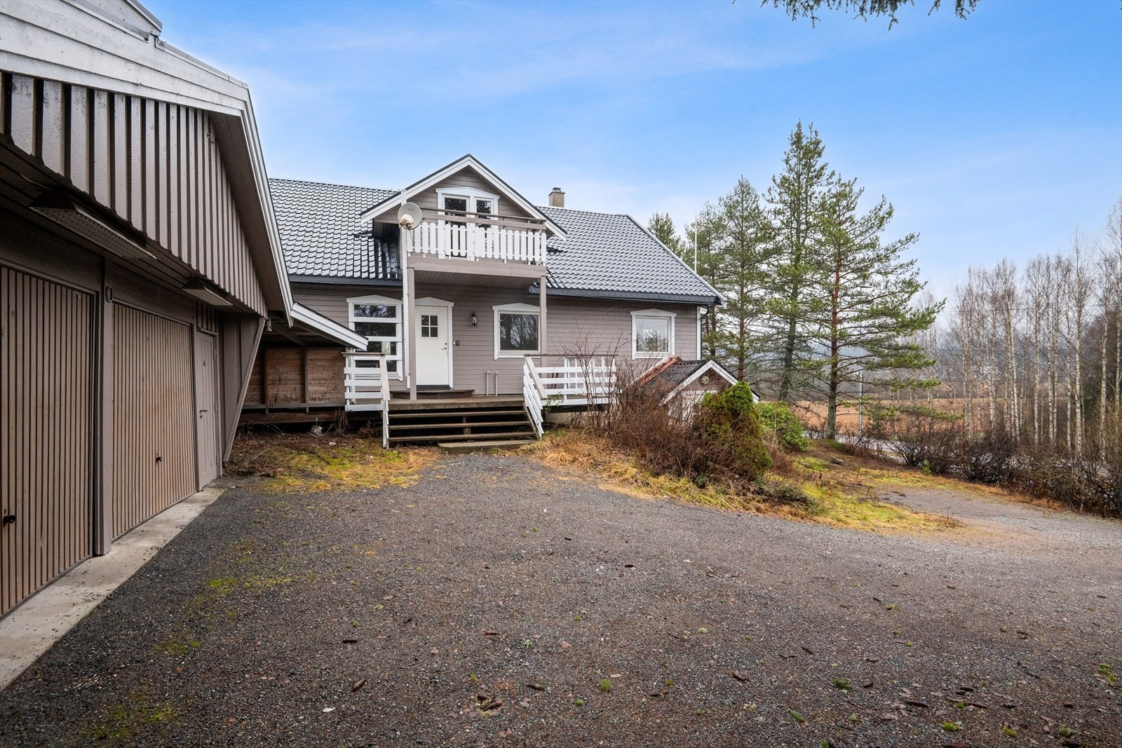 Det er gode parkeringsmuligheter både i garasje og på tomten. Galleribilde