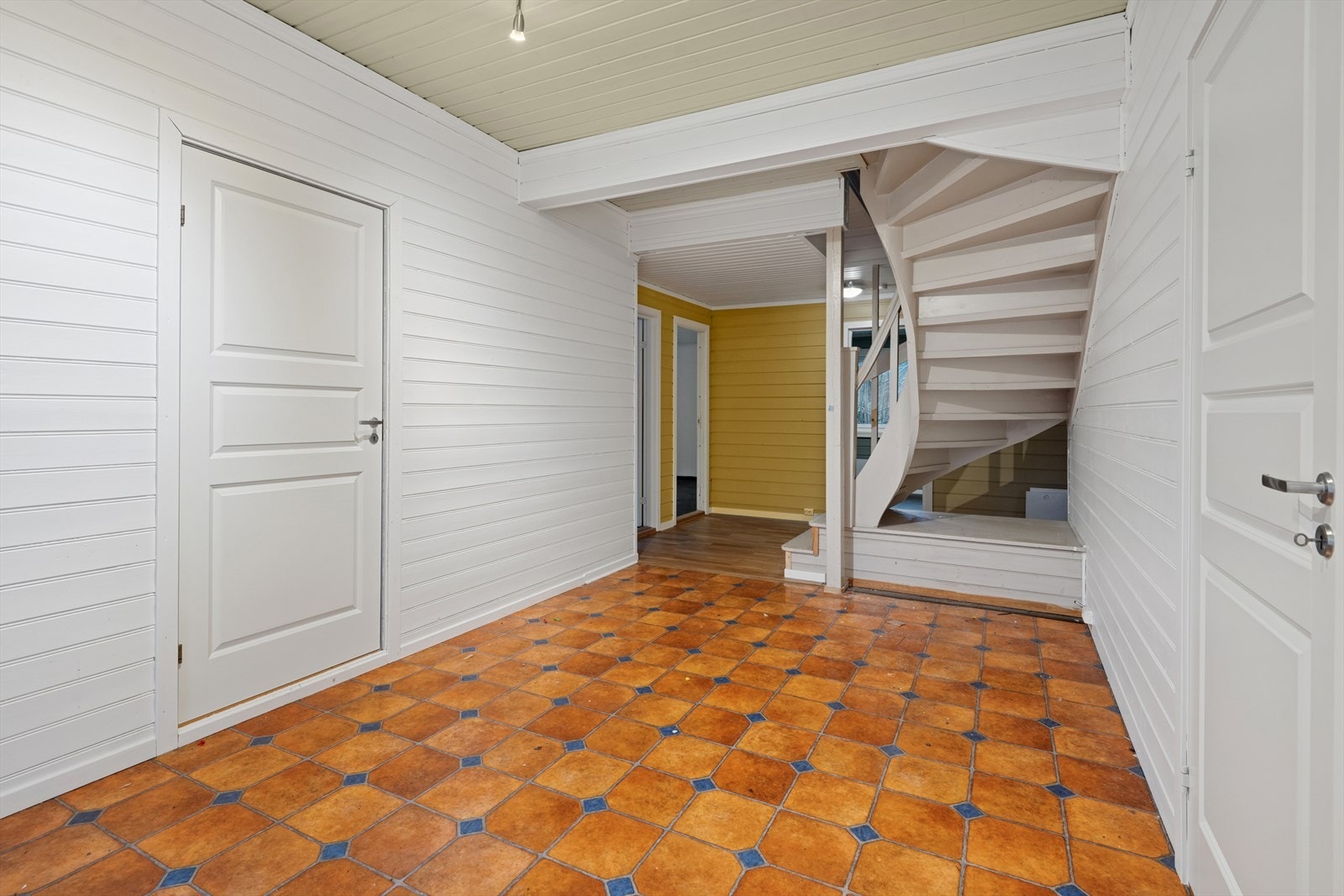 Fra første etasje er det trappeadkomst til boligens andre etasje. Galleribilde