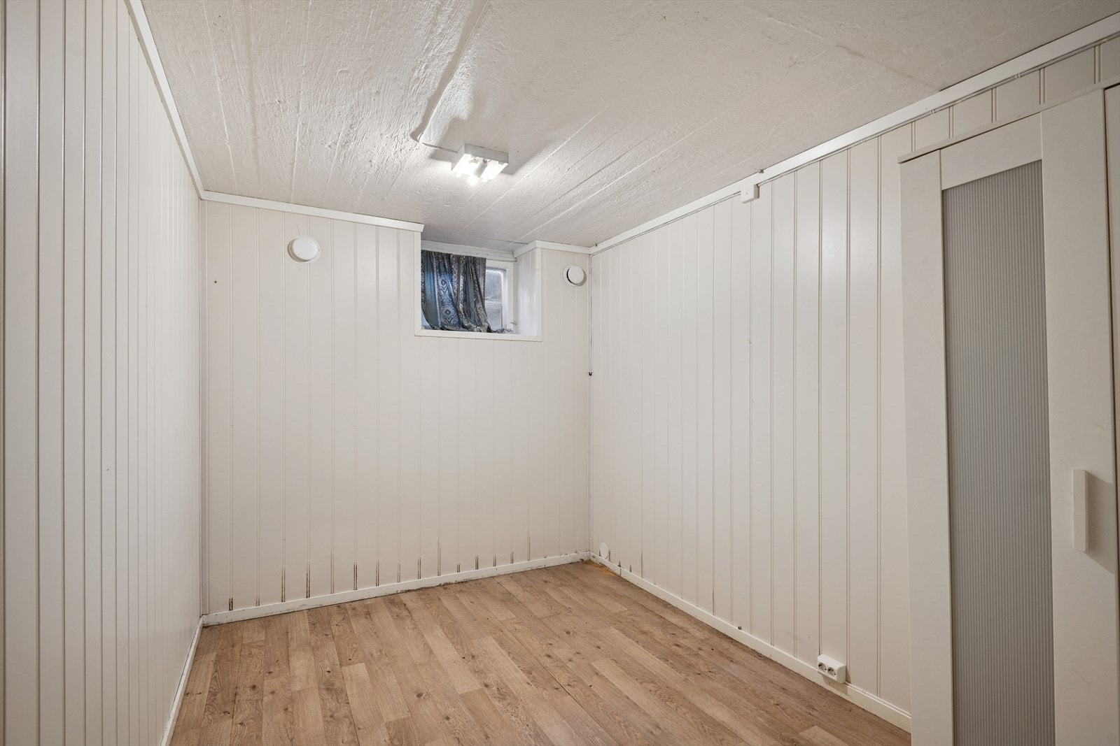 Rom i kjeller ikke godkjent for varig opphold. Se pkt. ferdigattest. Galleribilde