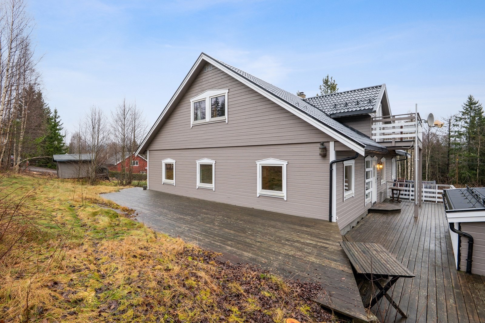 Det er etablert en stor terrasse ved boligen. Se pkt. ferdigattest angående denne. Galleribilde