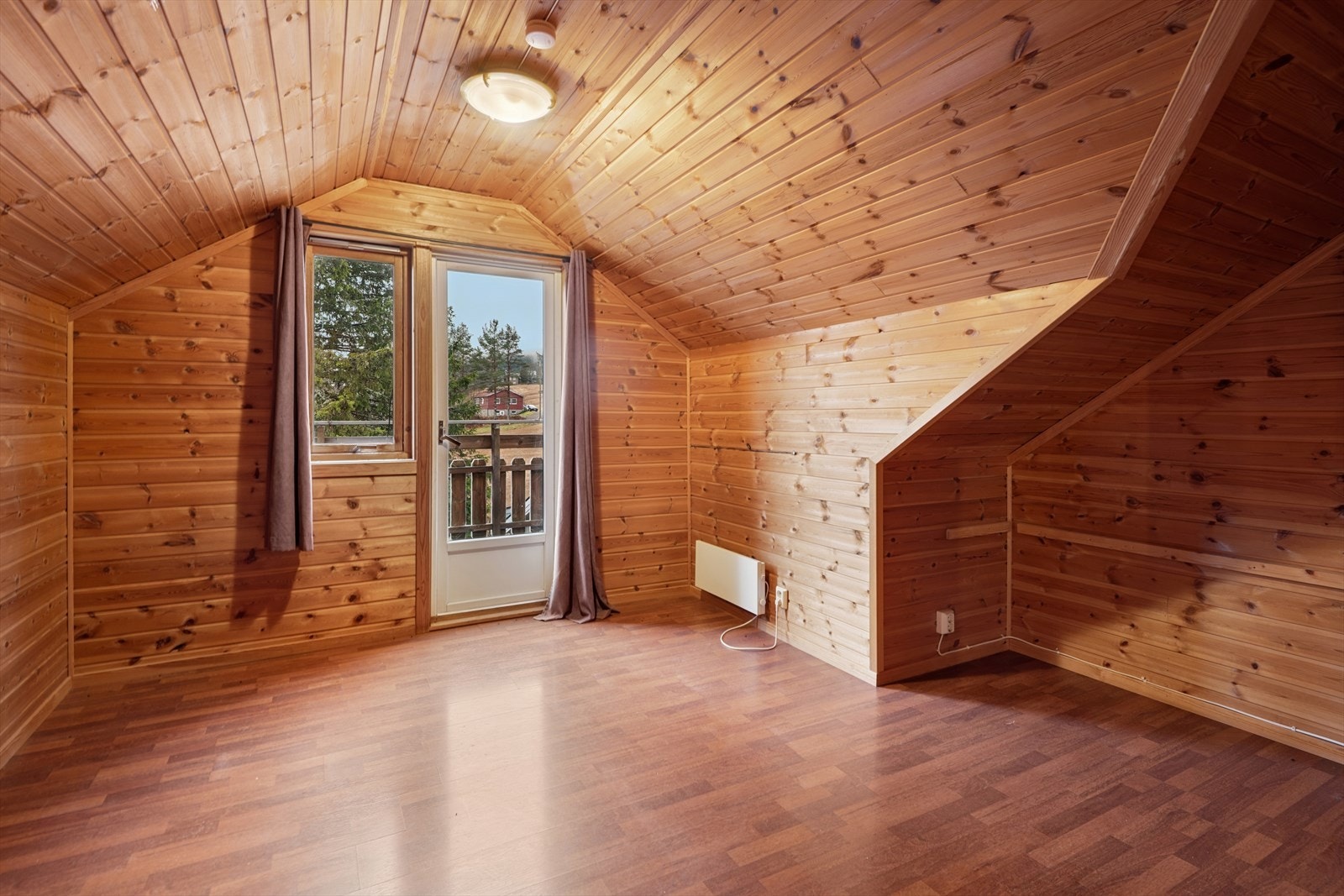 Rom i andre etasje, med adkomst til en balkong. Galleribilde