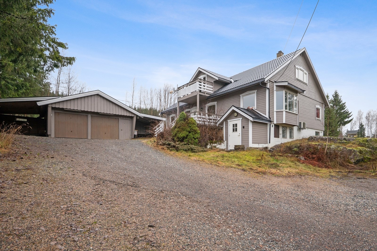 Adkomstveien til boligen er gruslagt med gode parkeringsmuligheter. Galleribilde