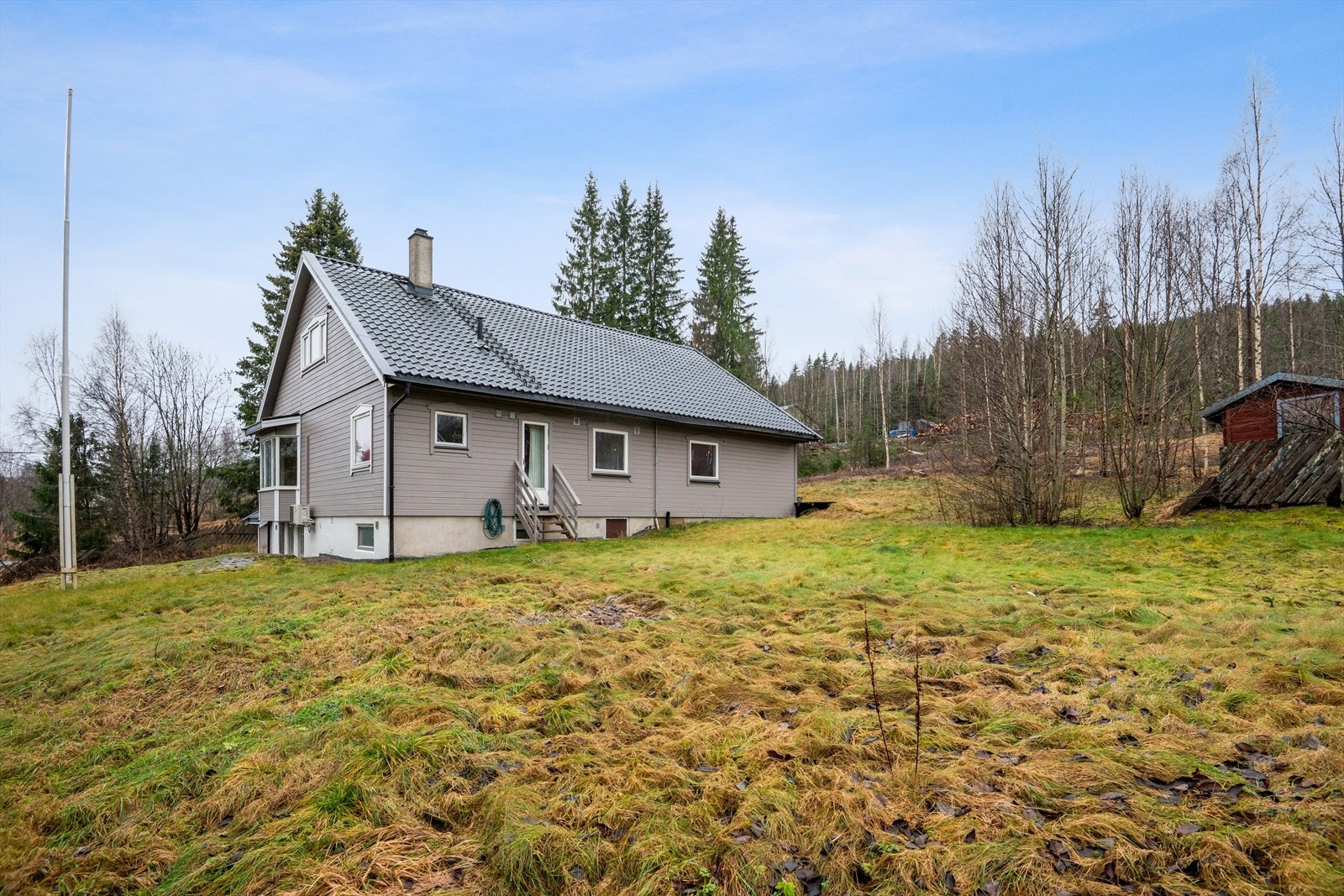 Beliggenheten gir enkel tilgang til flotte turområder som Romeriksåsen, Nordmarka og Lillomarka, samt gode muligheter for ski, alpint og friluftsaktiviteter. Galleribilde