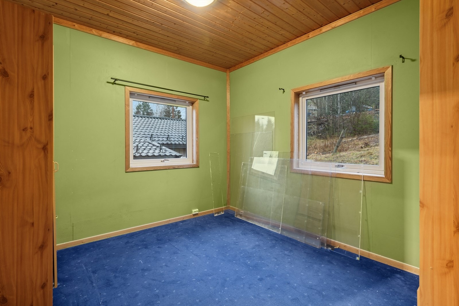 Soverom i første etasje, med plass til seng og tilhørende møbler. Galleribilde