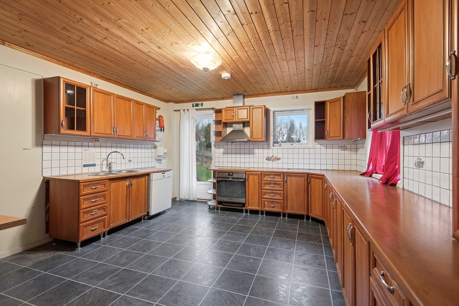 Kjøkkenet har en innredning med profilerte fronter og laminat benkeplate. Galleribilde