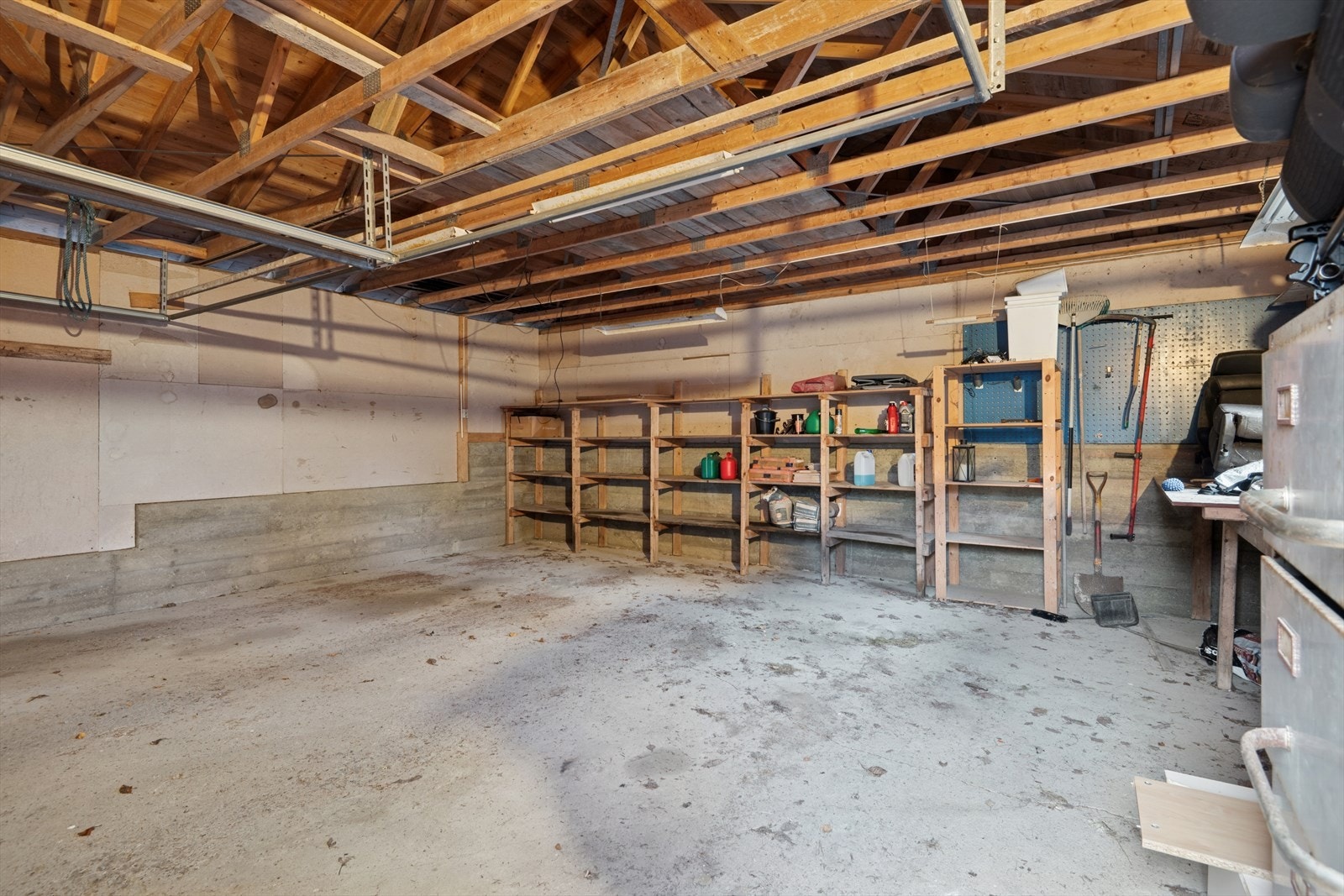 Garasjen har god plass til oppbevaring. Galleribilde