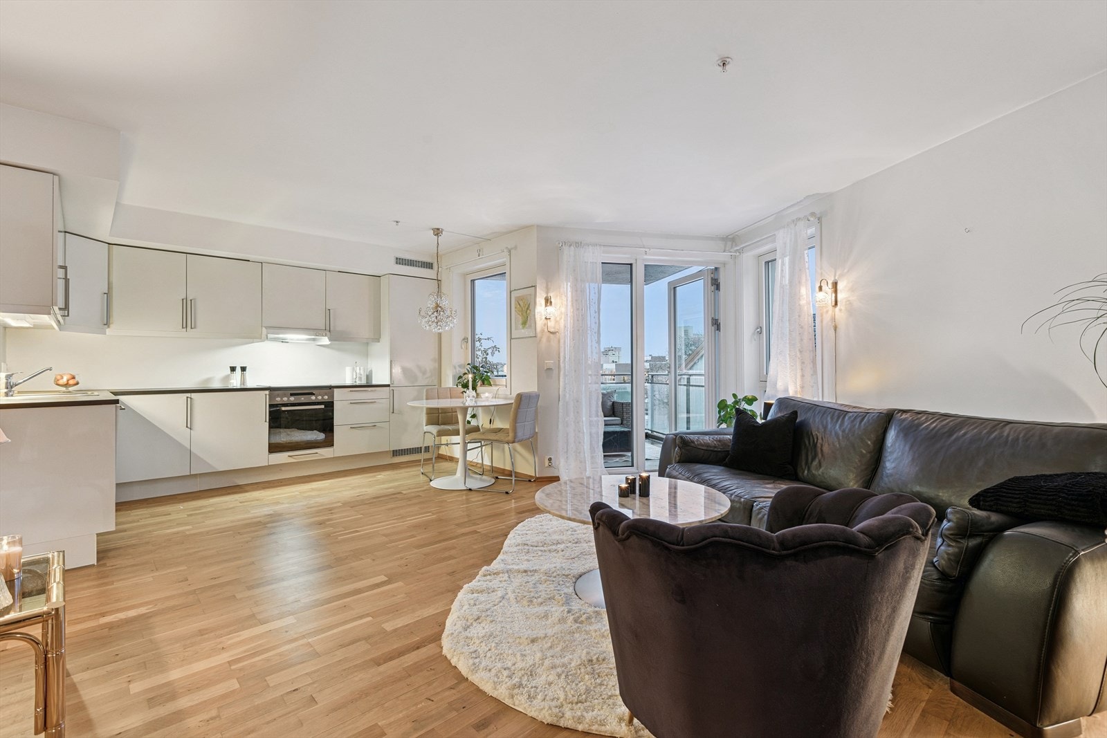 Åpen stue og kjøkkenløsning på 28m² som byr på flere møbleringsmuligheter. Galleribilde