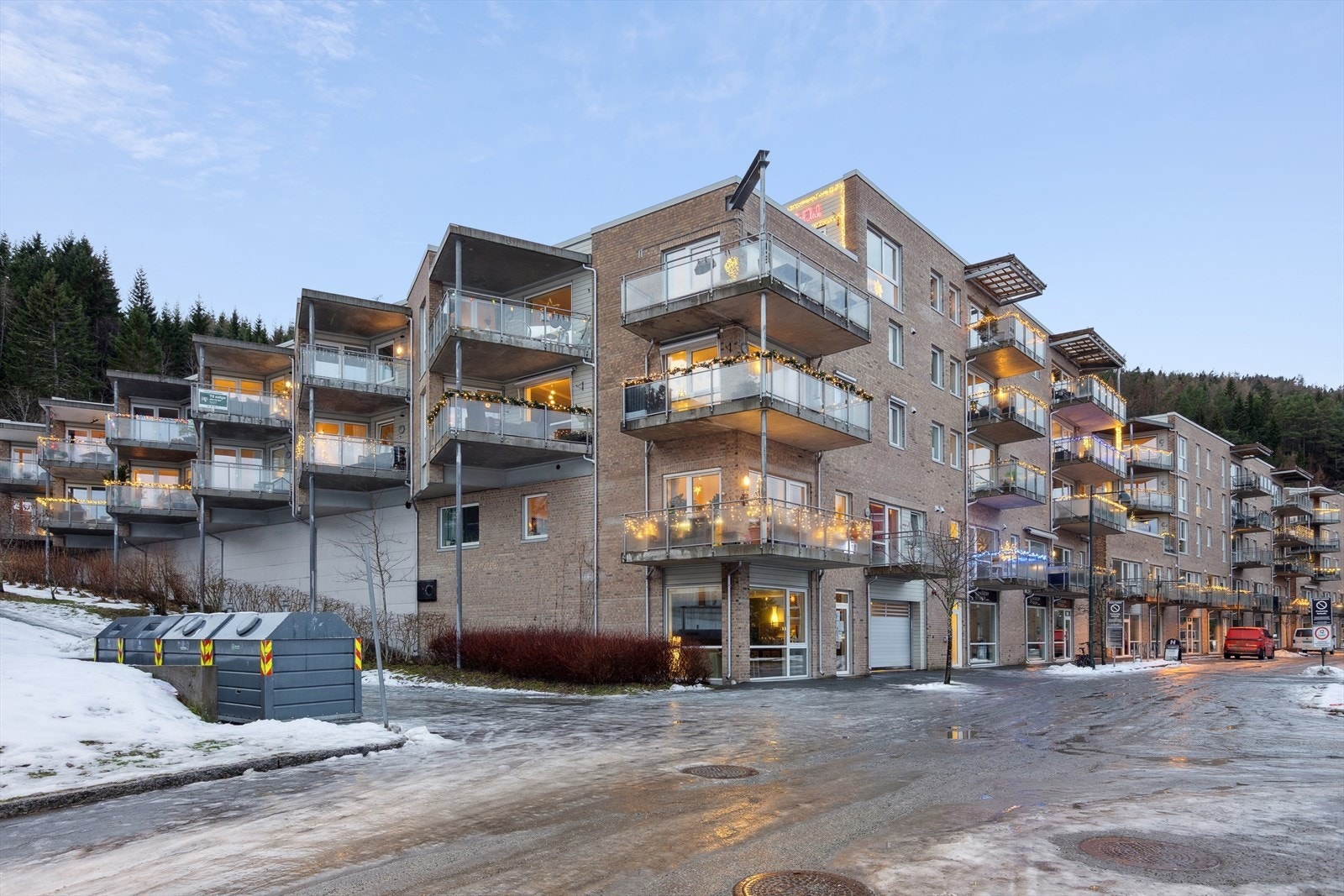 Sameiet ligger med en fin beliggenhet i Ilsvika Extra, uten gjennomgangstrafikk. Galleribilde