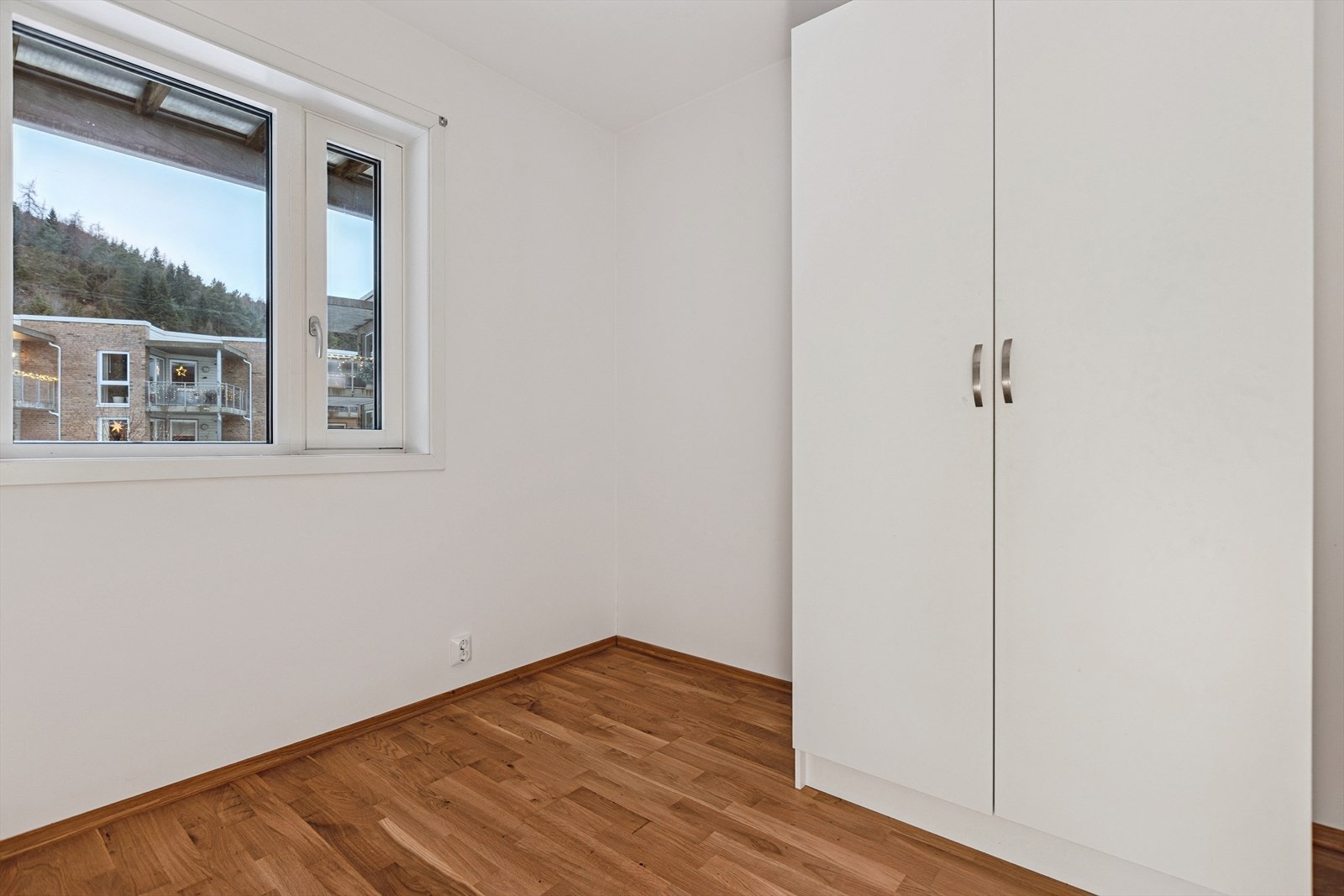 Soverom på 6,5m². Her har du mulighet å ha soverom nummer to eller hjemmekontor. Galleribilde