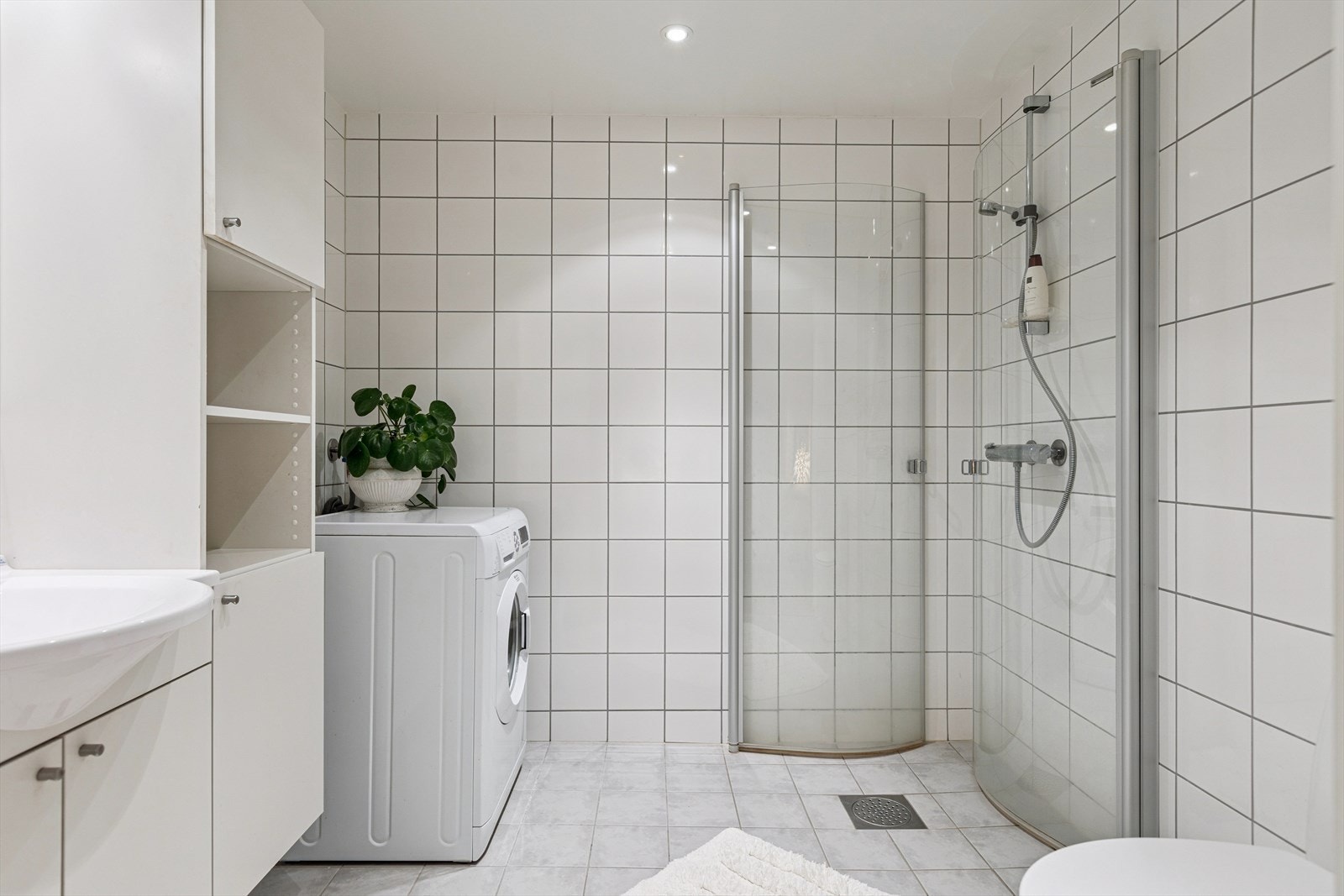 Lyst flislagt bad på gode 5m². Galleribilde