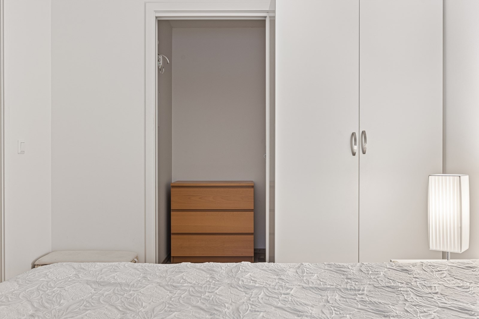 Soverommet er innredet med garderobeskap og har en walk-in garderobe. Galleribilde