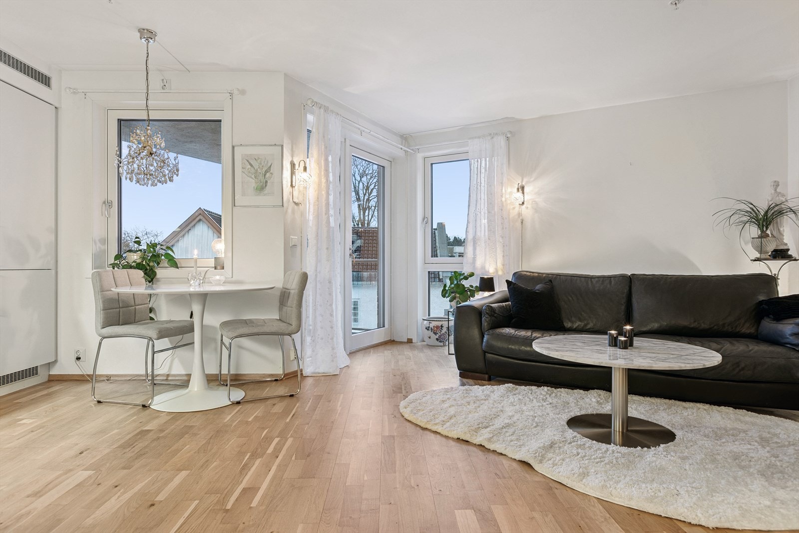 Dør til balkongen tar deg rett fra stuen og ut på balkongen. Galleribilde