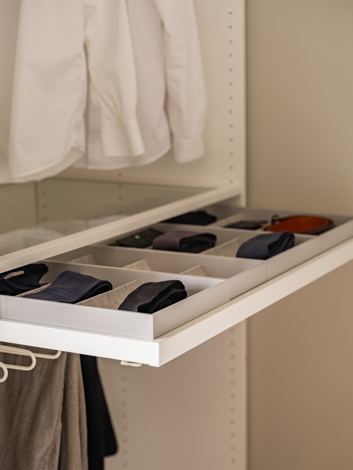 En praktisk garderobeløsning gjør det enkelt å ta vare på klærne dine på en vakker og praktisk måte. Galleribilde