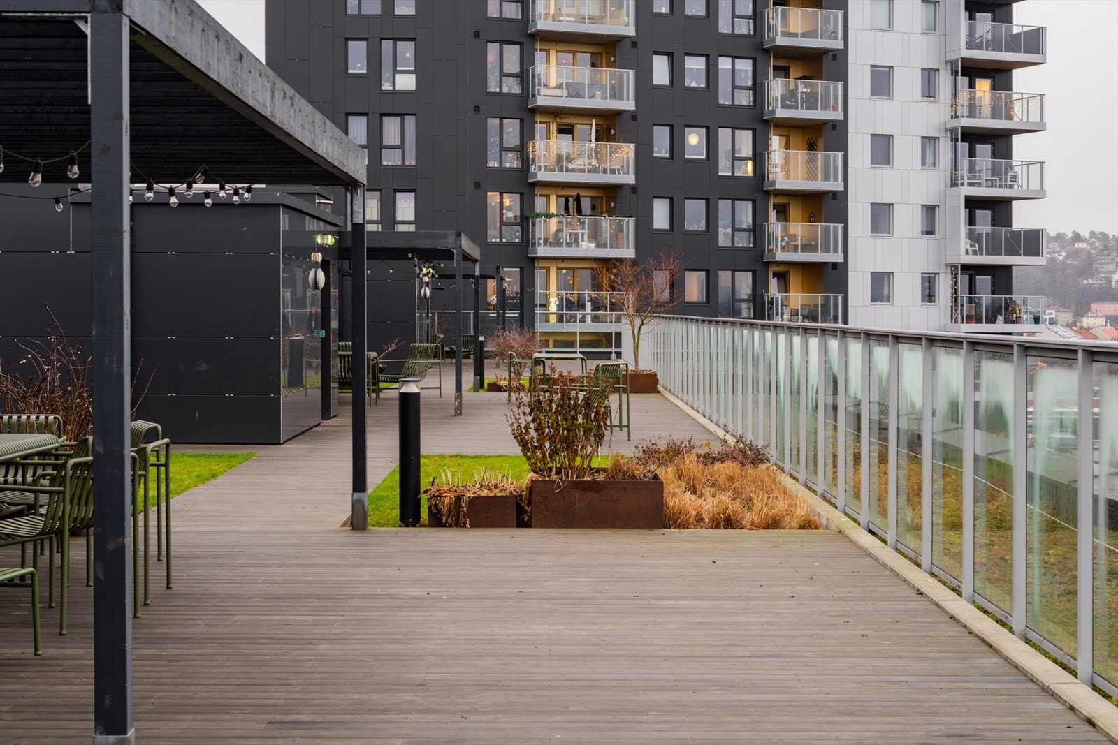 Godt med sitteplasser på takterrassen, så her kan du invitere venner og familie til hyggelige sammenkomster. Galleribilde