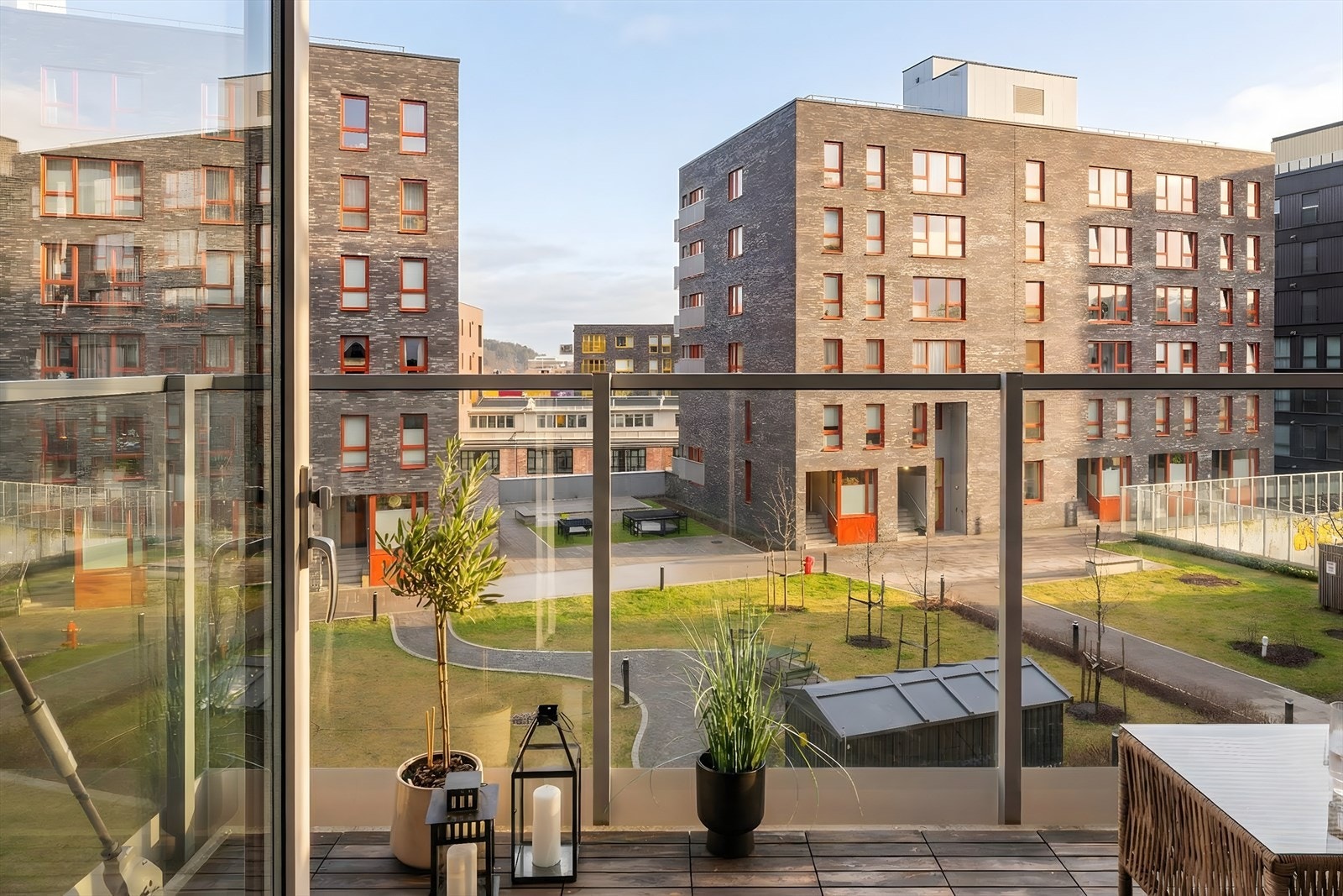 En solrik og romslig balkong vendt mot et rolig gårdsrom. Galleribilde