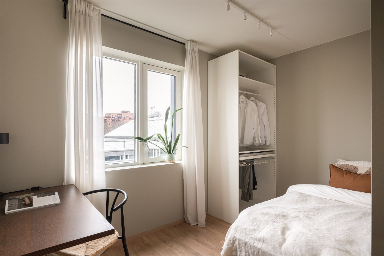 Rommet har en praktisk utforming med plass til seng, garderobeløsning og arbeidsplass - perfekt som barnerom, gjesterom eller hjemmekontor. Galleribilde