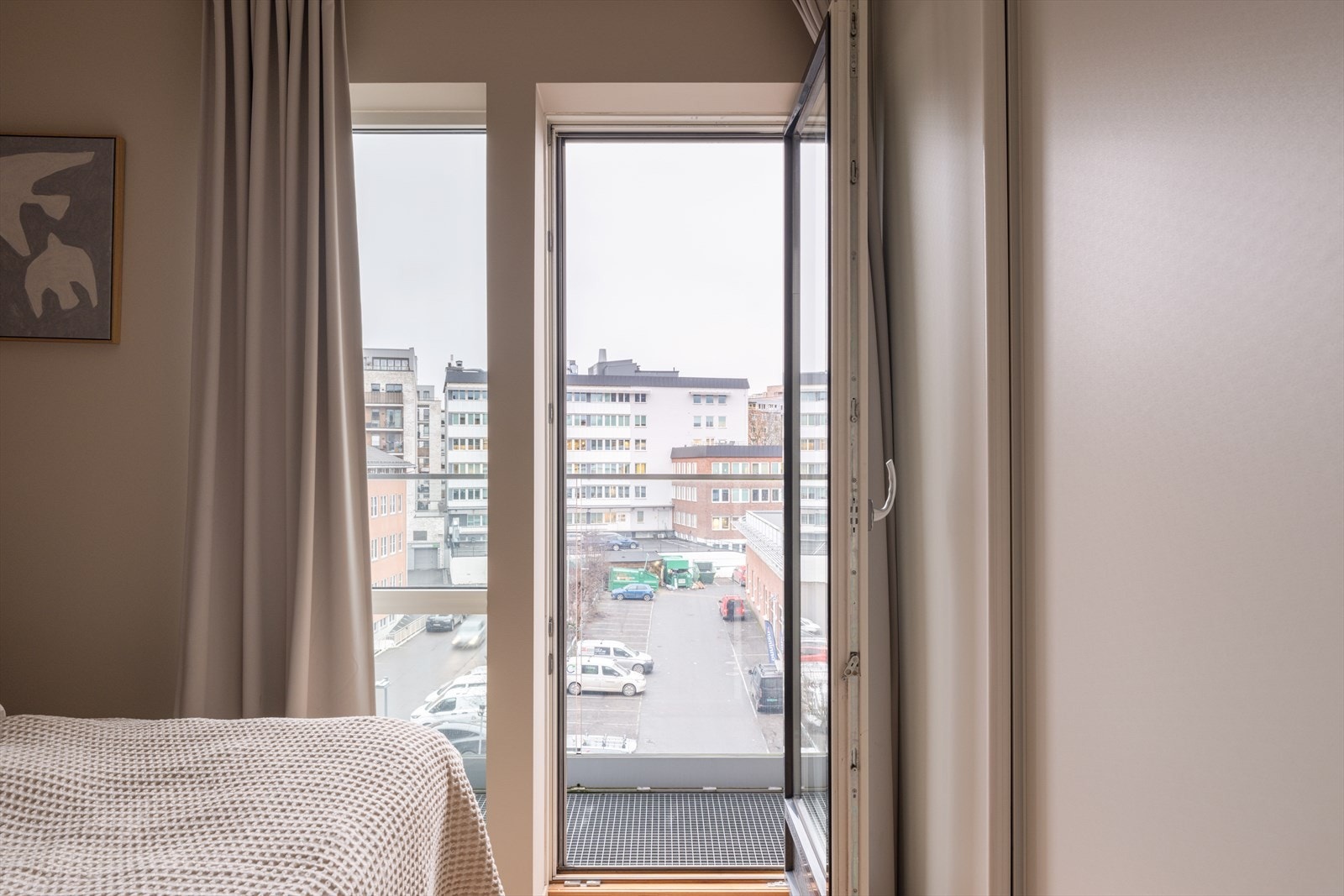 Frisk luft og masse lys slippes inn gjennom balkongdøren. Galleribilde