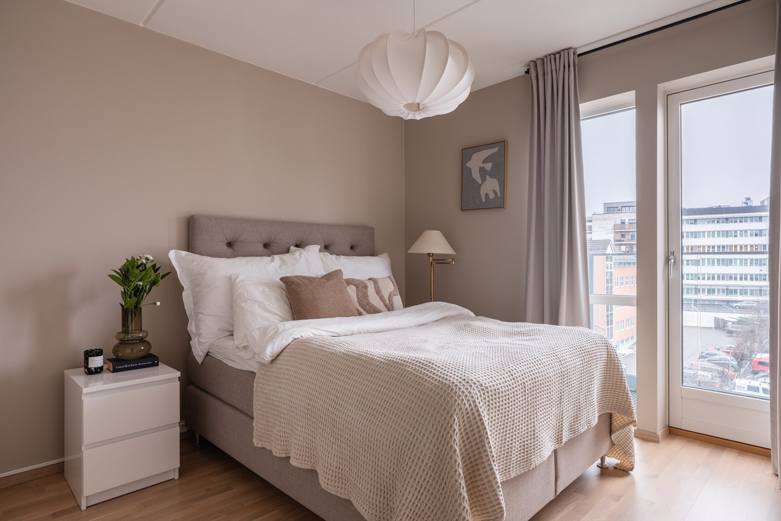 Delikat hovedsoverom med mye naturlig lys og god takhøyde. Galleribilde