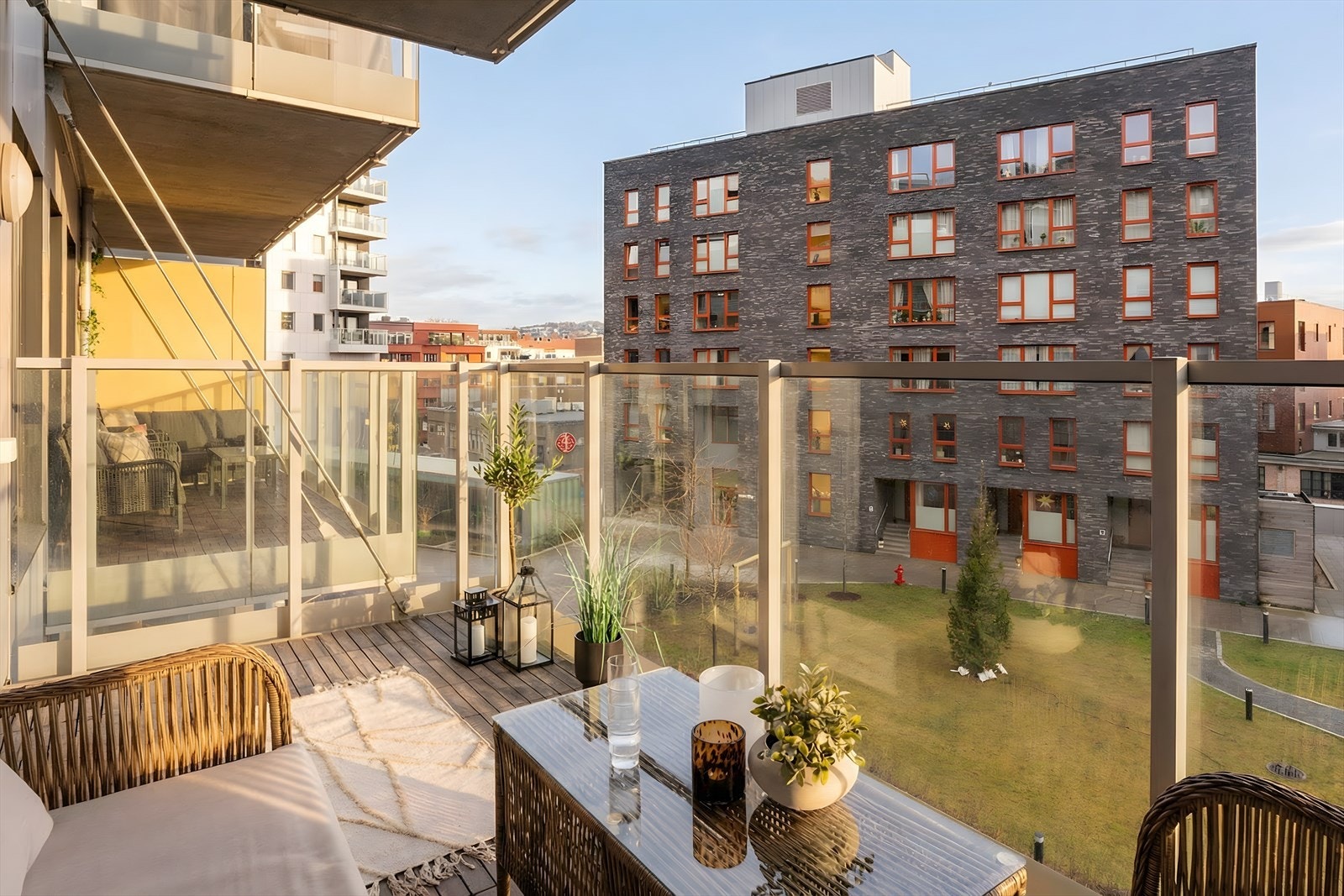 Balkongen er overbygget, og kan derfor også nytes utover sensommeren og høsten. Galleribilde